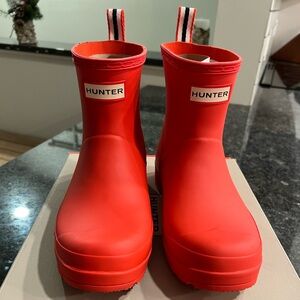 Womens Hunter Play Boot size 7 Logo Red